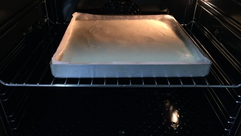 豹纹蛋糕卷,猎到你了吗?,再次送进预热好的烤箱中层,上下火160度,烤23分钟