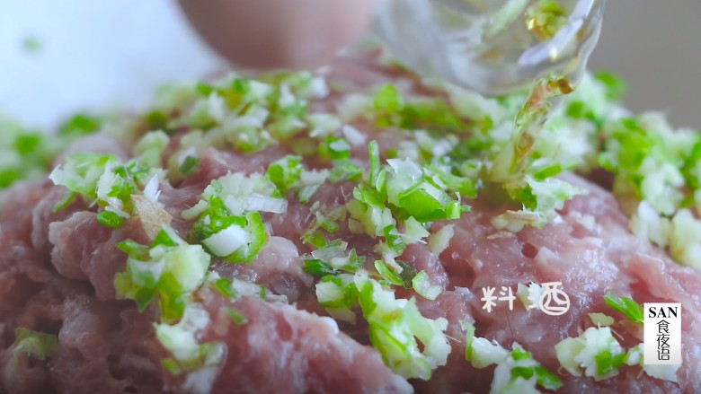 尖椒酿肉,将葱姜末放肉馅中,倒入香油