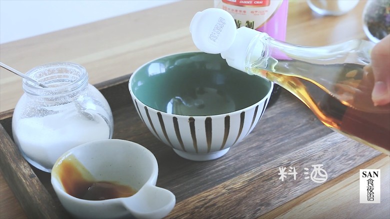 尖椒酿肉,将料酒,蚝油,老抽,少些盐加入凉白开搅拌成汁