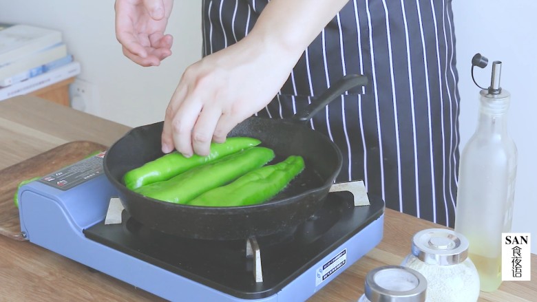 尖椒酿肉,将青椒入锅中