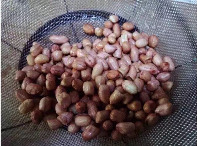 油炸花生米,花生米要先过水,就是用清水洗洗,不是泡,然后晾干水分,过了水的花生就不容易表面炸黑。