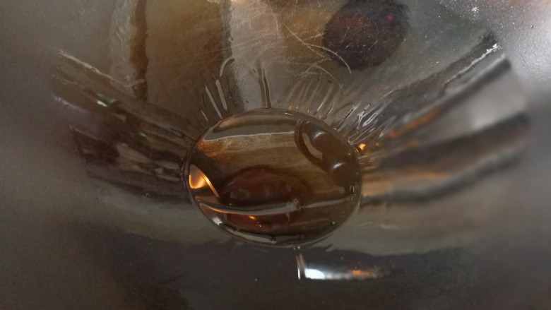 皮蛋炒苦瓜,锅烧热,倒油。