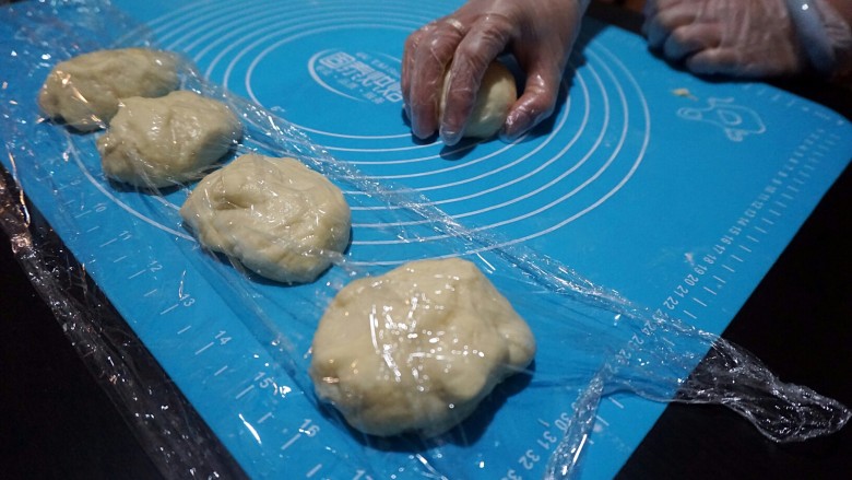 面包超人,分割面团,60g一个分割四个,另一个面团我们来做面包的装饰。虎口位置揉圆即可。