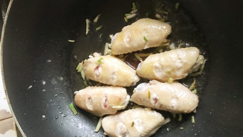 可乐鸡翅,将鸡翅炸至两面金黄