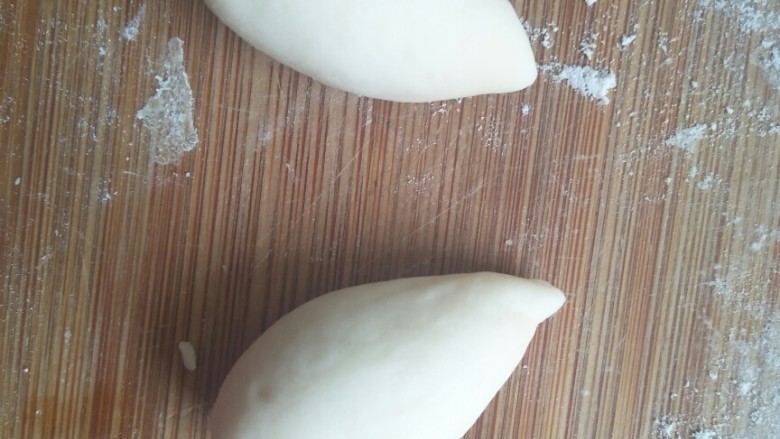 馒头变身记(大白),取两个各10克左右的面团搓成短粗的长条,然后把一端捏细做大白的腿