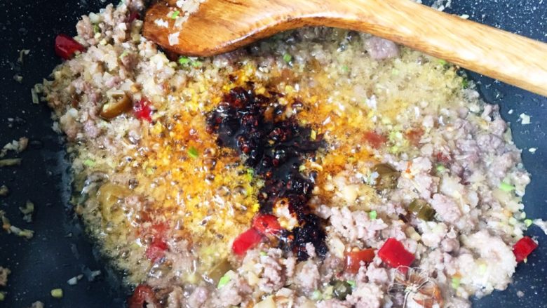 酸辣肉末茄子,再加入适量油辣椒翻炒均匀。(也可以加入豆瓣酱,但是要在肉末炒好后加入,在倒入配料以前)