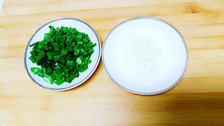 崔氏油泼面,葱切小段,蒜切末