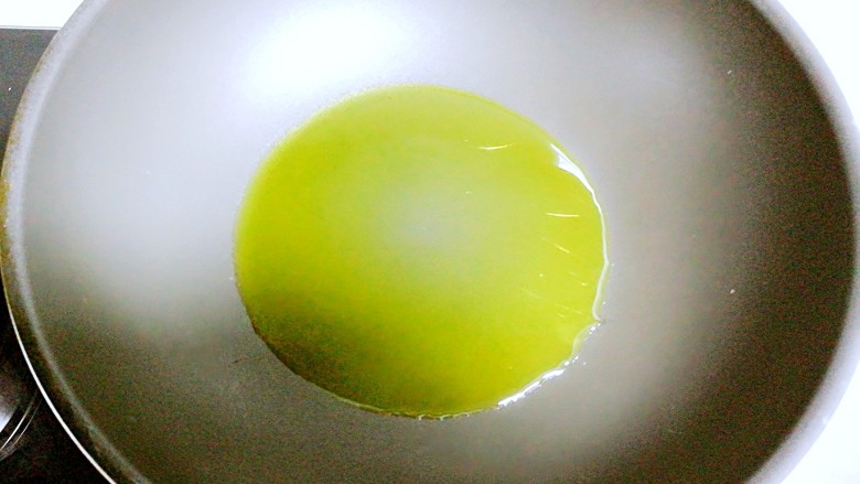 崔氏油泼面,步骤三:锅中加入适量食用油,又热了以后转小火,将打散的鸡蛋倒入用铲子不断翻炒,直至鸡蛋变成小碎块