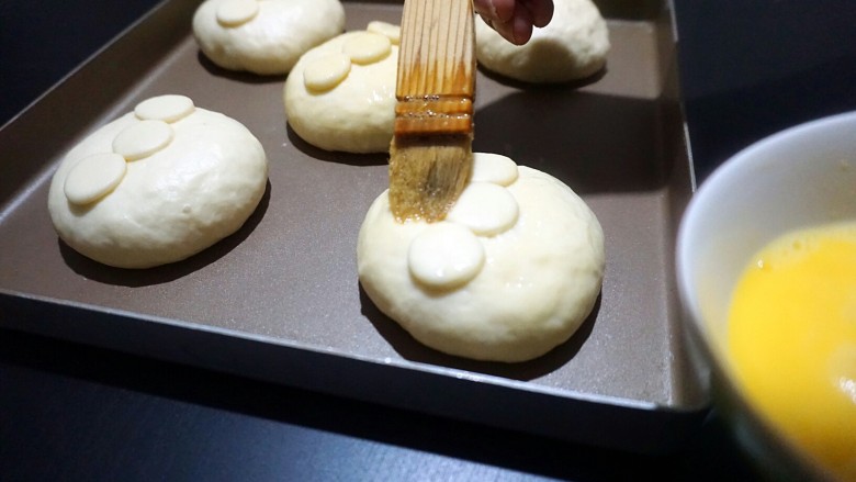 面包超人,发酵好的面团,表面刷全蛋液。
烤箱190℃提前预热10分钟,上下火,中层,时间12-15分钟。
表面上色即可。出炉放凉,用巧克力酱画出自己喜欢的表情。