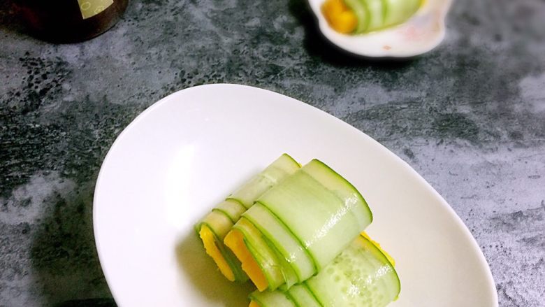 夏日冰爽黄瓜芒果卷,全部卷好后,淋上适量梅汁放入冰箱冷藏一个小时左右,即可取出食用
没有梅汁的话,卷好后直接冷藏,取出后挤上沙拉酱,即可食用
制作非常简单,又很漂亮的一道水果点心