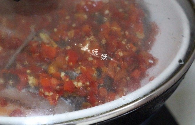 剁椒鱼头,冷水入锅蒸,水开后大火蒸十分钟。