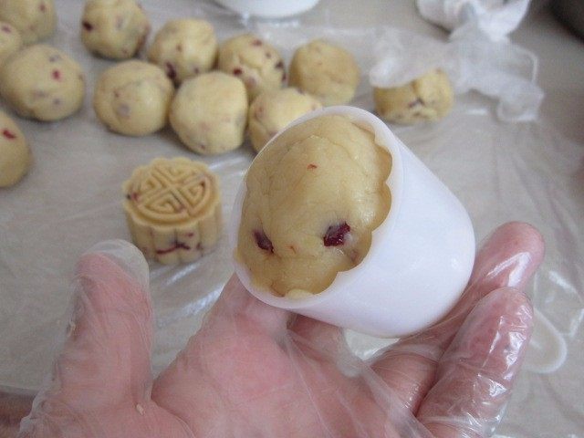 蔓越莓绿豆糕,放入涮过油的模具中,倒扣压出饼装。