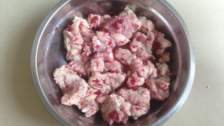 杨梅酱排骨,抓均匀,腌一个小时