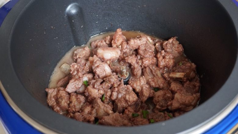 杨梅酱排骨,煮20分钟左右(锅具不同,烹饪时间不同),最后加入葱花