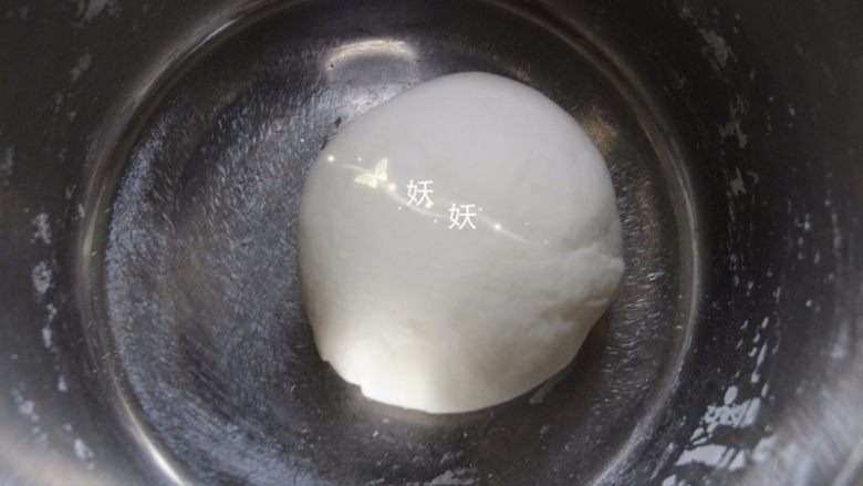 红糖烫面千层饼,用手揉成光滑的面团,多揉几下,一定要光滑。然后盖上保鲜膜醒半个小时。
