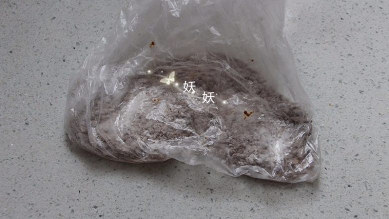 红糖烫面千层饼,装入保鲜袋,用擀面杖擀细,擀均匀,不然等下包的时候糖会变的太稀。