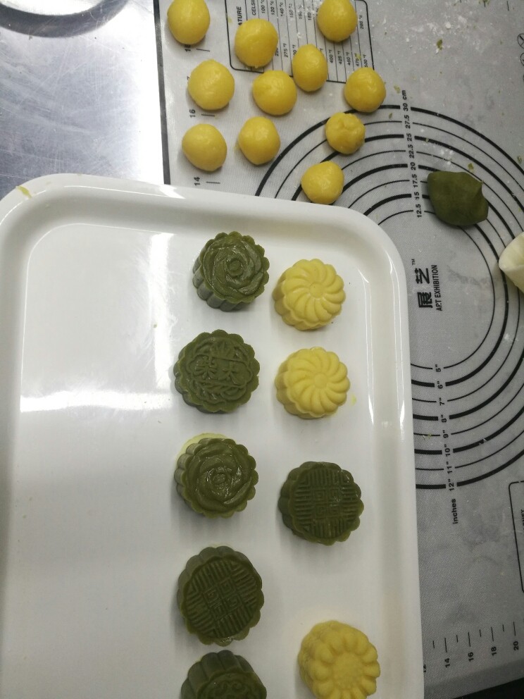 低油低糖版绿豆糕,称皮35g,馅15g。一共50g每个,用模具压花