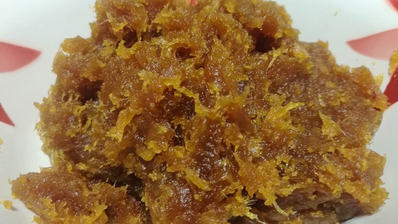 手工自制凤梨酥,等馅料成团时取出放凉,冷藏备用