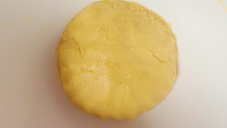 手工自制凤梨酥,拌匀成团后盖上保鲜膜静置半小时(如果觉得粘手可以冷藏一会儿,方便下步操作)