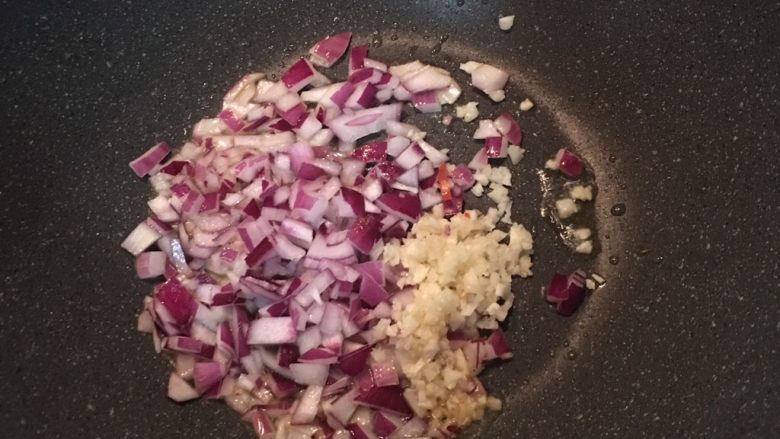 辣蕃茄鸡肉通心粉,原锅内再放些橄榄油,炒香洋葱、蒜末,
