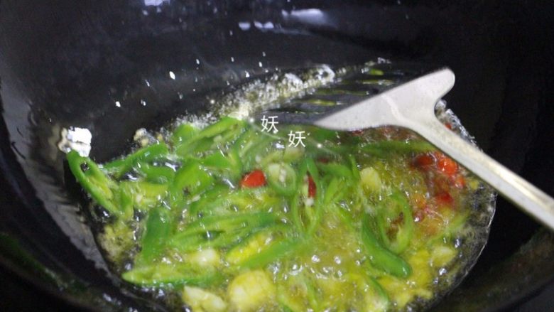 辣烧空心菜梗,菜籽油适量,烧热,下青红辣椒和大蒜籽炒出香味。