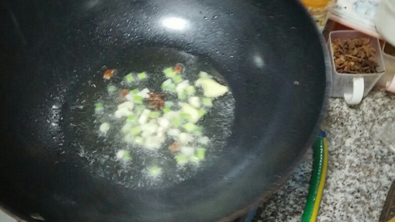 大骨头炖土豆,油开倒入葱,姜,蒜