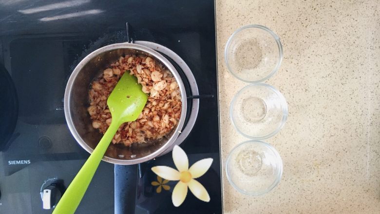 法式花生鸡肉咸塔,加入花生碎翻炒至上色