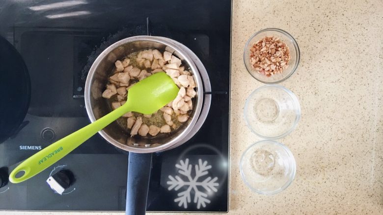 法式花生鸡肉咸塔,加入鸡肉丁翻炒，将其水分炒干（这里要用一直翻拌，不要偷懒）