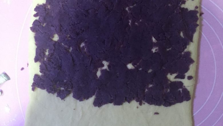 汤种紫薯花卷面包,松弛好的面团擀成长方形,然后翻面后在表面的2/3的地方抹上<a style='color:red;display:inline-block;' href='/shicai/ 6364'>紫薯馅</a>