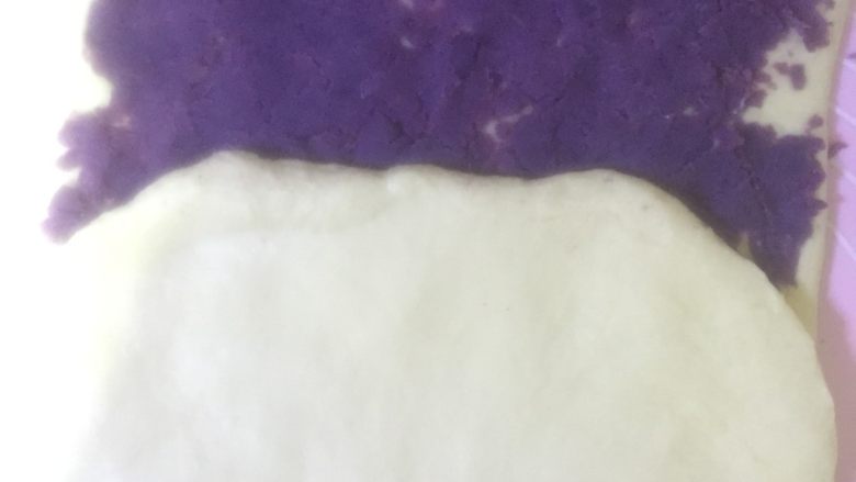 汤种紫薯花卷面包,将没抹上紫薯馅的部分向内折,