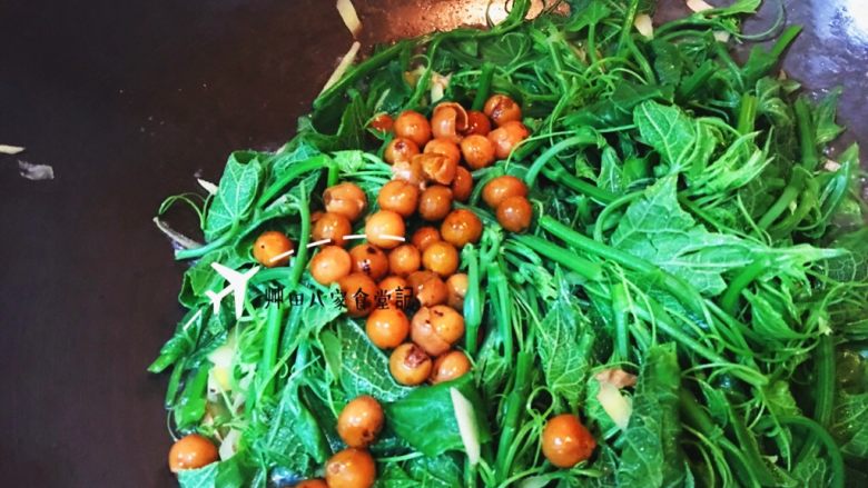 台灣山產店招牌菜
破布子炒龍鬚菜,快速翻炒(此時若鍋內太乾可適時加入10ml開水,否則不需加水)