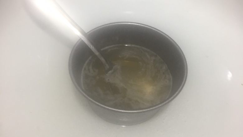 芒果慕斯,一包半的吉利丁粉先用冷水搅拌,再隔水融化,加入其中一份芒果泥里