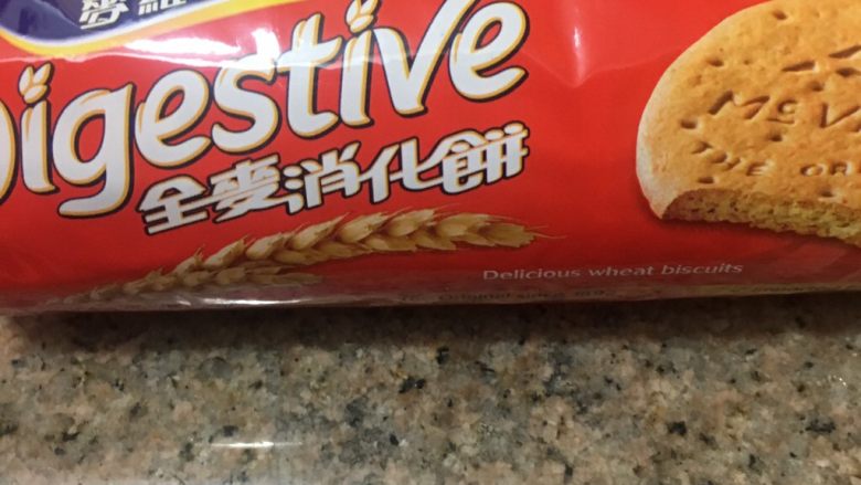 芒果慕斯,先做蛋糕底,如果会做戚风蛋糕的童鞋也可以做戚风蛋糕底,不过我家木有烤箱,所以…… 😂