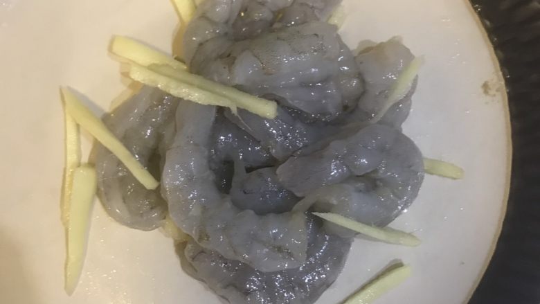 虾仁滑炒,放入姜丝,打入1/2个鸡蛋清,抓匀后放旁边腌制待用