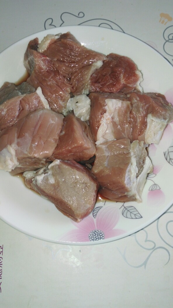 #黑豆腐竹烧牛肉#(创建于15/~2017),<a style='color:red;display:inline-block;' href='/shicai/ 216'>牛肉</a>经浸泡后,洗净血水,切成小块,备用。