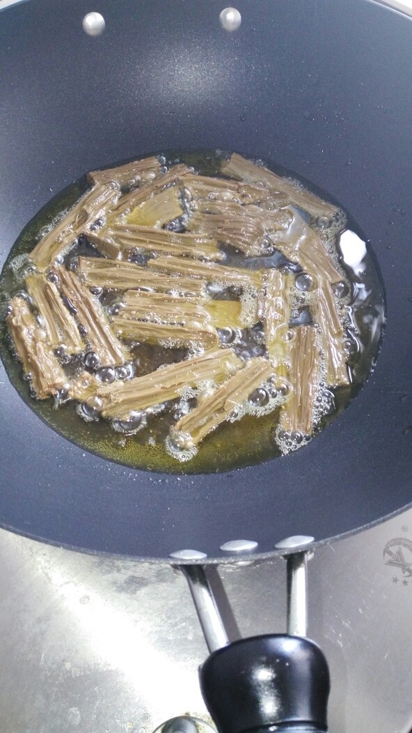 #黑豆腐竹烧牛肉#(创建于15/~2017),起锅注油,小火炸制黑豆腐竹,捞起在开水中浸泡,变软。