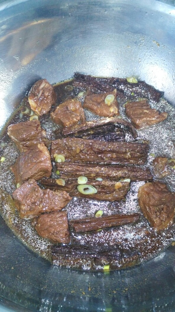 #黑豆腐竹烧牛肉#(创建于15/~2017),再倒入油炸泡发的黑豆腐竹,继续烧制15分钟。