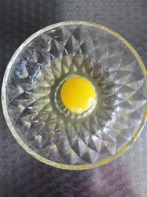 开花虾仁,5.另取一个碗,将鸡蛋打入碗中;