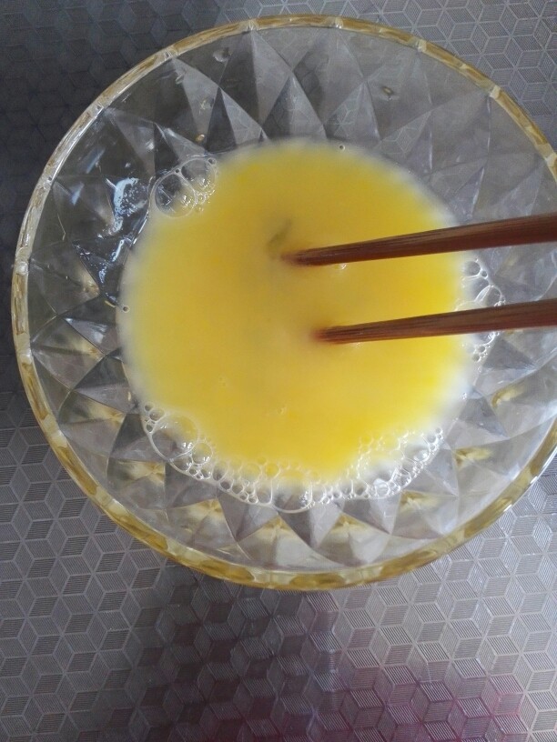 开花虾仁,7.再加入一勺水,慢慢搅拌均匀;