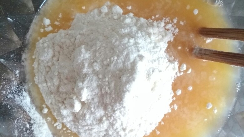 开花虾仁,8.再加入小麦粉,慢慢搅拌成糊状;