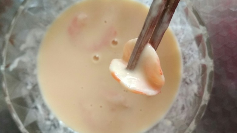 开花虾仁,11.备好的虾仁挂糊,放进油锅;