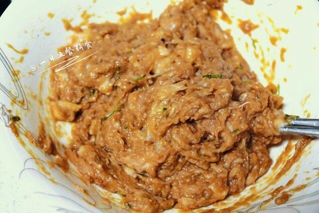 芹菜猪肉包子,将100ml清水分三次加入肉馅,每次加水后都要向一个方向大力搅拌,至清水被肉馅完全吸收后再加下一次。