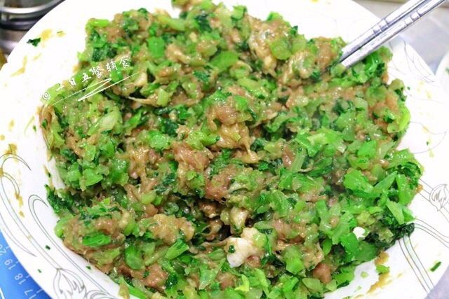 芹菜猪肉包子,把菜和肉搅拌均匀,冷藏1-2个小时,等面好了就刚刚好可以包。
🌻小贴士: 让馅心腌制入味才好吃。而且馅要冷的才好包。千万别把烫的馅包进去。