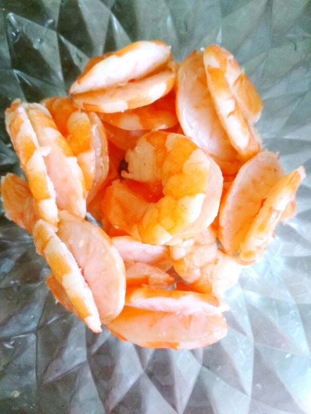 开花虾仁,4.划开后的虾仁,放碗里备用;(如果是鲜虾 这时可以放一点盐 腌一会)
