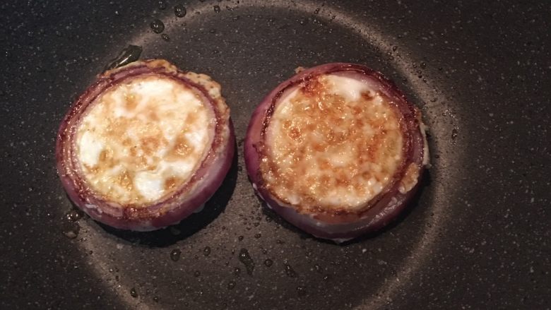 迷迭香蒜味肋眼牛排佐栉瓜,蛋白比较凝结时就可以翻面再煎一下 ,即可起锅备用。