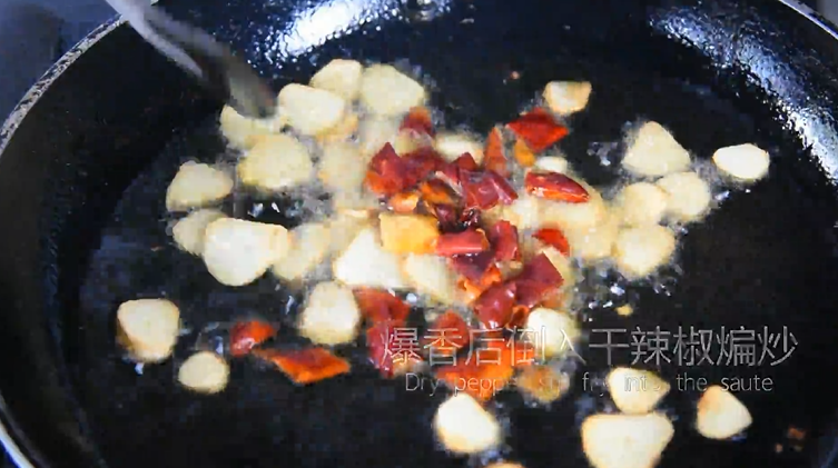 西班牙华裔手把手教你做——西班牙蒜蓉大虾,蒜片微微变黄后,加入干辣椒煸炒
