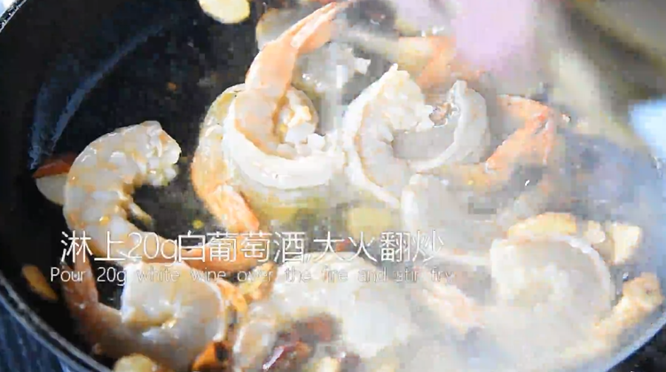 西班牙华裔手把手教你做——西班牙蒜蓉大虾,淋上20g白葡萄酒,大火翻炒