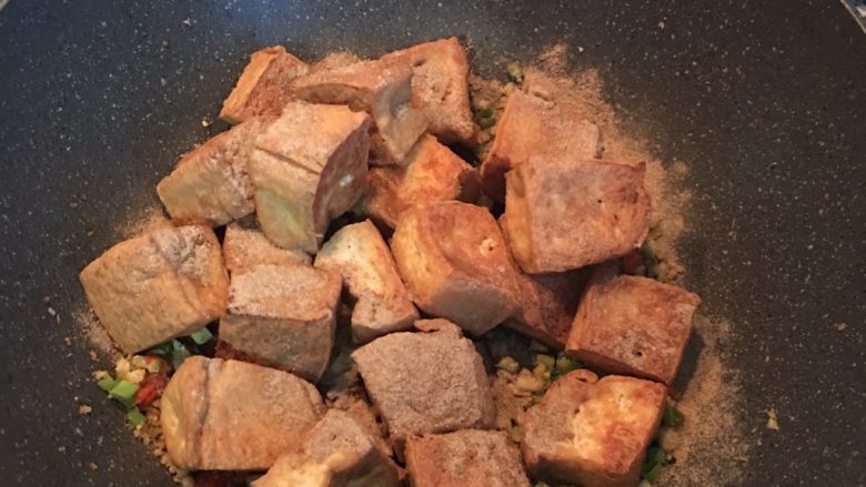 香矛椒盐豆腐,放入煎好的豆腐，快速翻炒均匀后起锅。