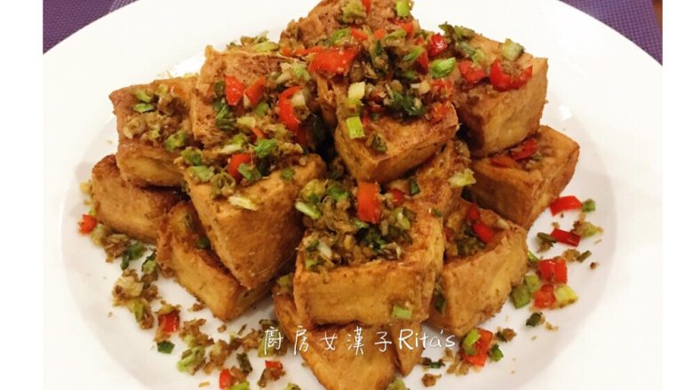 香矛椒盐豆腐,层层堆叠后，再将葱、蒜、辣椒及香茅撒在上面。