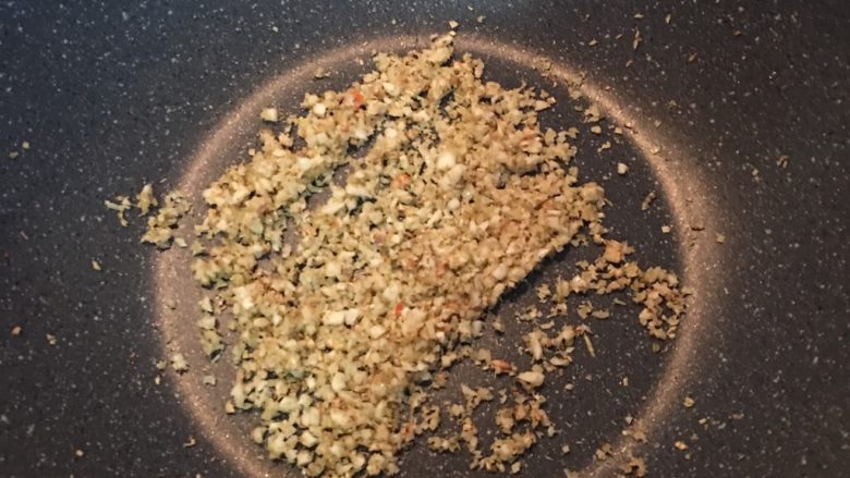 香矛椒盐豆腐,原锅利用残油炒香香矛与蒜头，